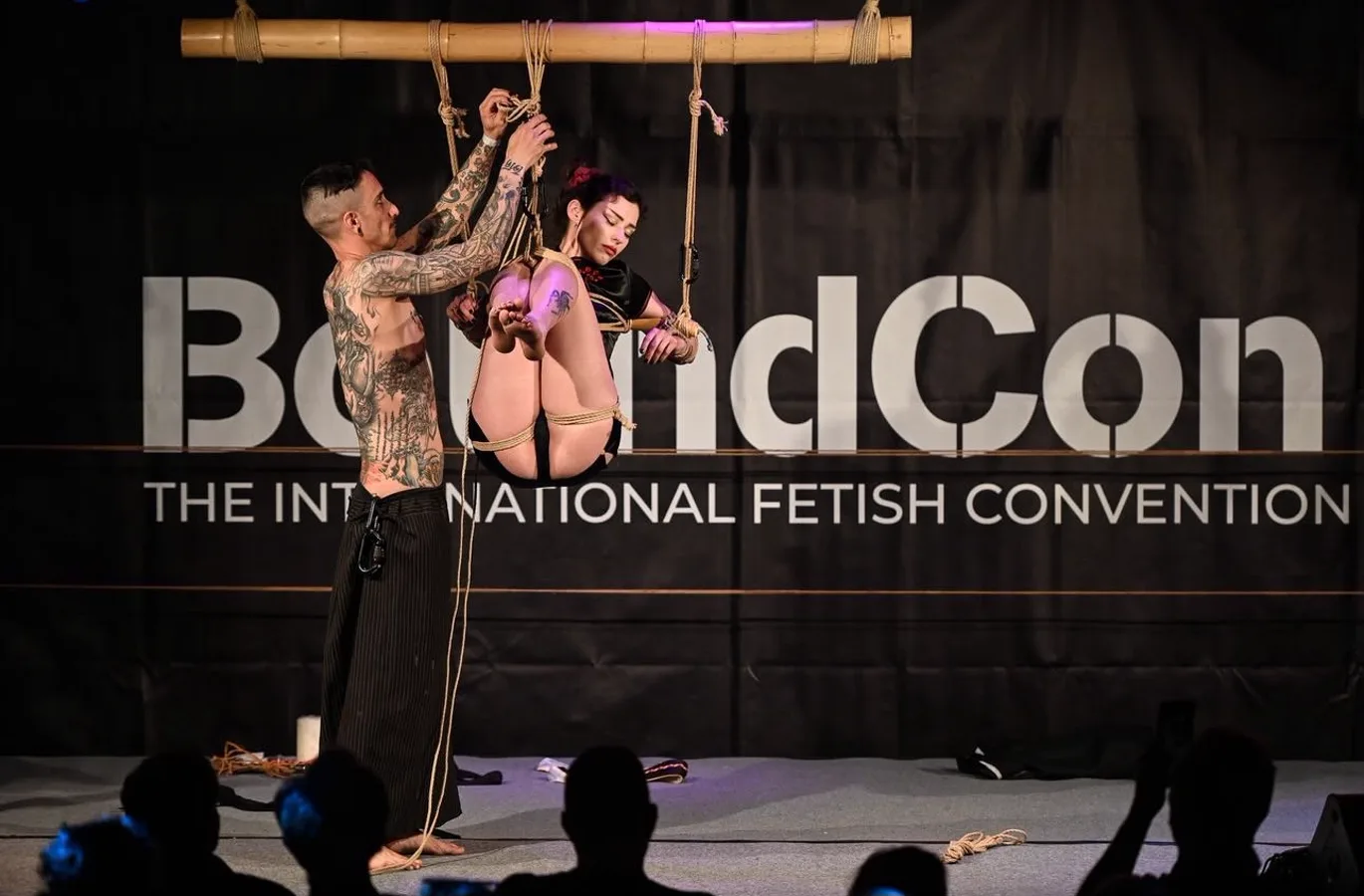 Jordi Lucena tying on stage at BoundCon 2024 (Germany)