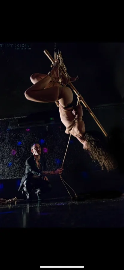 Jordi Lucena tying in suspension in the show "Jordi Lucena & Maniathada"